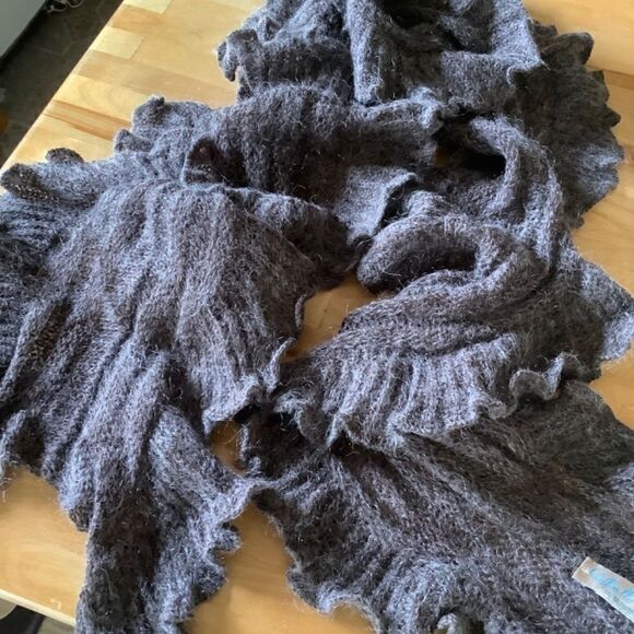 Made IN ITALY WOOL RUFFLE SCARF​ - Picture 9 of 13